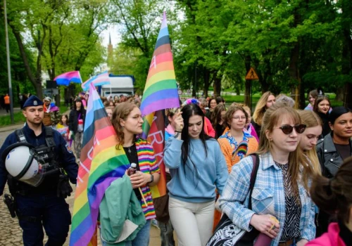 15. Marsz Równości przeszedł ulicami Łodzi. Kilkaset osób w kolorowym pochodzie