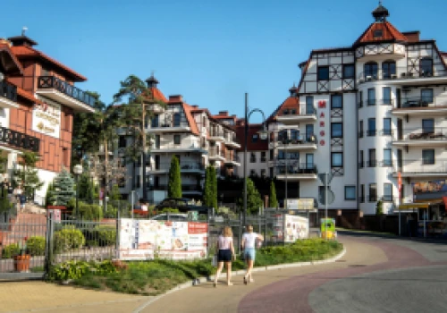 Krynica Morska świętuje 35-lecie praw miejskich. Kurort między letnim tłumem a zimową pustką