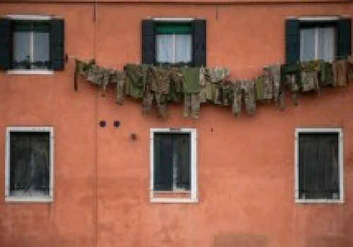 Alarmy lotnicze i artefakty wojny. Wstrząsające sceny na Biennale