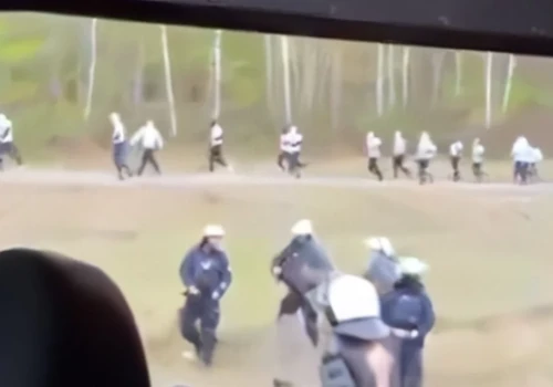 Zamaskowani pseudokibice próbowali zatrzymać autokar kibiców. Interwencja policji przed meczem Jagiellonii