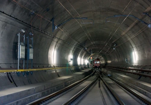 Do jego budowy użyto wiertła o długości 4 boisk piłkarskich. To najdłuższy tunel kolejowy