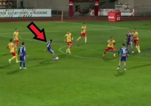 Efektowny gol w polskiej lidze. Minął rywali, a potem huknął nie do obrony