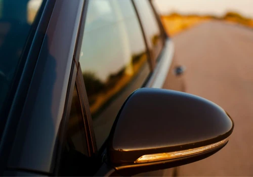 Ten hałas to nie przypadek. Może skończyć się kosztowną wizytą u mechanika