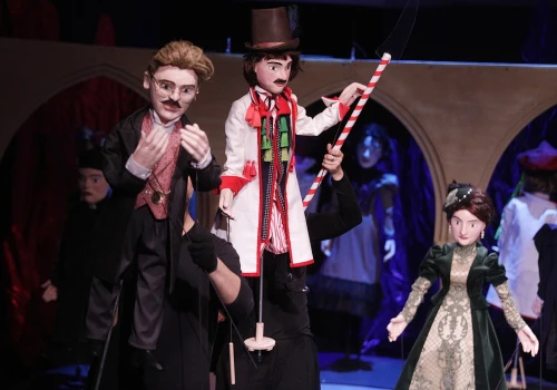 Kukły i chocholi taniec na deskach teatru „Kubuś” w Kielcach