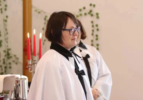 Kobieta została księdzem! Jest żoną innego księdza