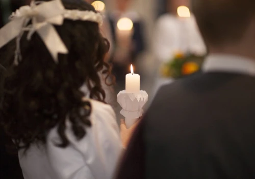 Pierwsza komunia święta. Ponad połowa Polaków twierdzi, że najlepiej włożyć do koperty od 200 do 600 zł