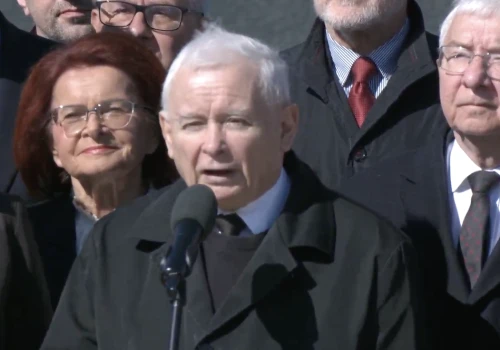 Zaczęło się! Kaczyński odpalił się na miesięcznicy, grzmiał o „agenturze” i „zamachu”. Zagłuszały go TE okrzyki
