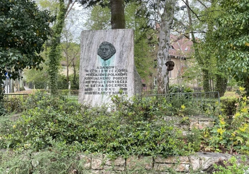 Pomnik Mickiewicza w Sopocie odzyska dawny blask? Jest apel o renowację oraz oświetlenie rzeźby