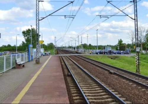 Pociągi przejeżdżają, mieszkańcy czekają. Dębe Wielkie walczy o zatrzymanie „Łukowianki”.