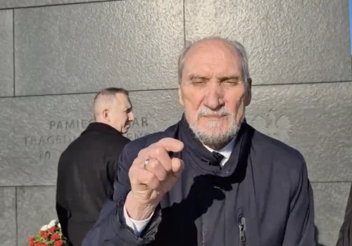 Awantura z samego rana! Macierewicz już o świcie pilnował pomnika, nagle podszedł do niego aktywista. „Ten człowiek kłamie!”