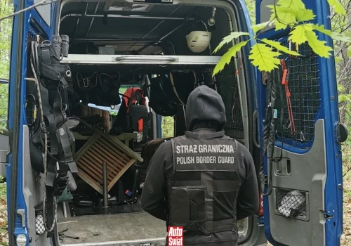 Rekwizyt w skradzionym Mercedesie przestraszył złodziei i mundurowych. Fałszywy alarm