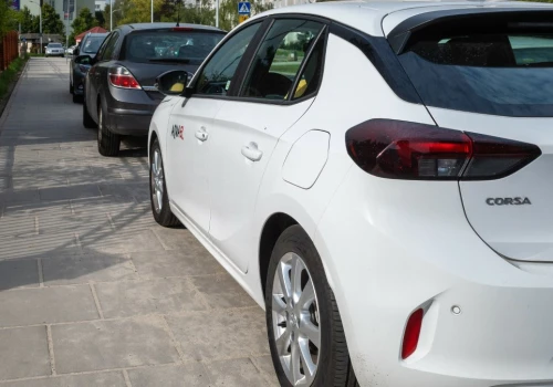 Ten przepis o parkowaniu to pułapka na kierowców samochodów elektrycznych