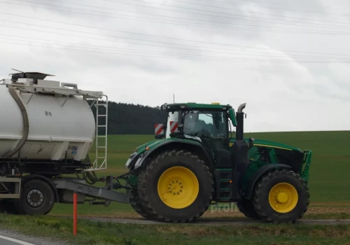 Nowy John Deere 6R 250 przyłapany w polu. Ten ciągnik może namieszać na rynku