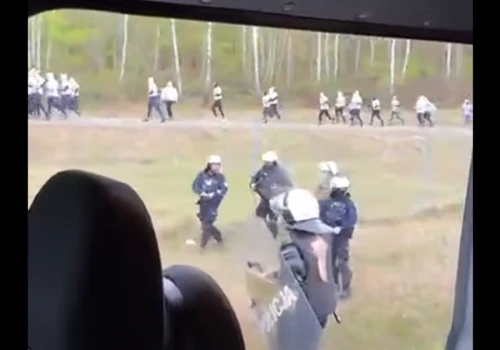 Zamaskowani pseudokibice ruszyli na autobus fanów Pogoni