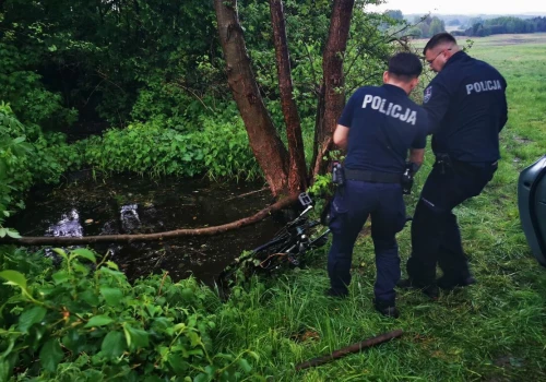 Pijany 61-latek uciekał rowerem przed policjantami. Skończył jazdę w zbiorniku wodnym