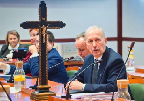 Radni PiS złożyli w sądzie skargę na prezydenta Legnicy. Chcą krzyża na sali obrad