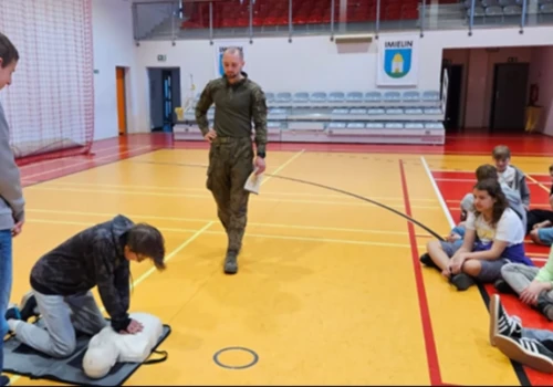 Siódmoklasiści z Imielina szkolili się z wojskiem - pierwsza pomoc i nie tylko