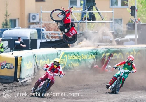 Żużel. Fatalny wypadek w Pile! Motocykl żużlowca Polonii Bydgoszcz za bandą! (ZDJĘCIA)