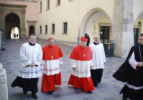 Kard. Grzegorz Ryś na Skałce o miłości i moralności. Tysiące wiernych w procesji św. Stanisława (Galeria)