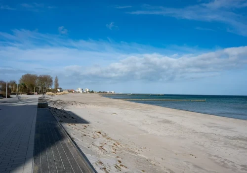 Kuszące uzdrowisko nad Bałtykiem. Plaża z klifami i spokojnym cyplem