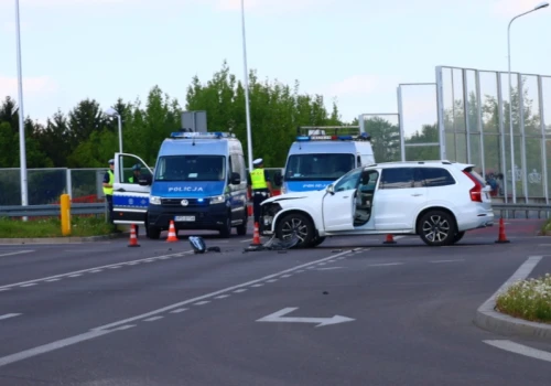 Jechał przed siebie nie patrząc na znaki. Zderzenie Seata z Volvo na rondzie z pniakiem
