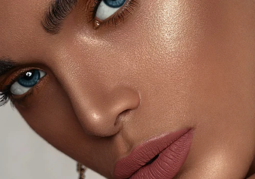 Makijaż – kiedyś idealny mat, dziś super glow. Jak zmieniały się trendy beauty?