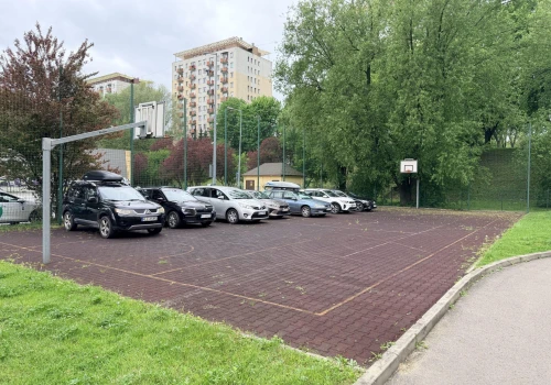 Juwenaliowe parkowanie gdzie popadnie. Zdjęcia hitem internetu