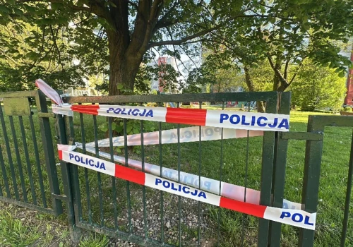 Niewybuch na placu zabaw w Krakowie. Saperzy przyjadą dopiero w poniedziałek
