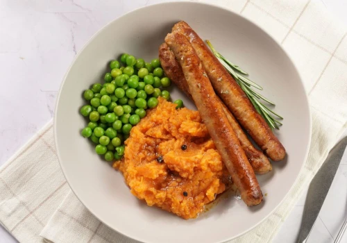 Chrupiące kiełbaski na zielonym puree. Wyjątkowy przepis braci Budnik
