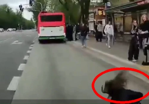 O krok od tragedii. Przewróciła się wpadając pod autobus komunikacji miejskiej, wszystko nagrała kamera
