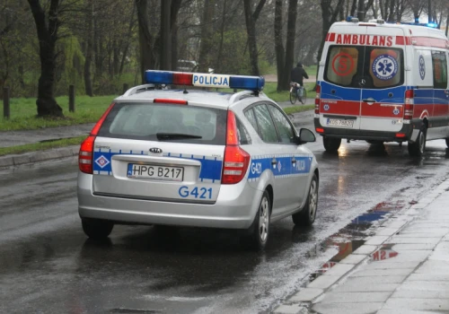 Mężczyzna zakleszczony w glebogryzarce. Maszyna wciągnęła mu nogi