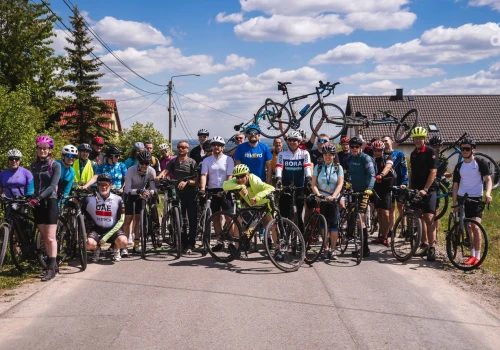 700 rowerzystów ruszyło do Szydłowca. CoZaJazda zakończyła się wyścigiem na Hucisko