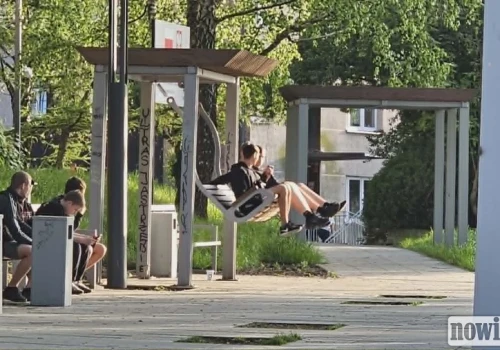 Ławko‑huśtawka znów zniszczona. Młodzi wandale w akcji (ZDJĘCIA, WIDEO]