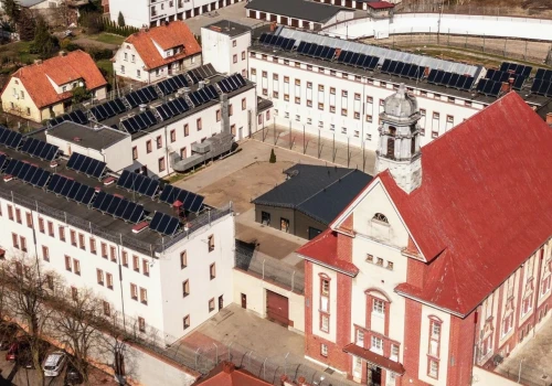 22 tys. pensji i nawet 39 dni urlopu. Służba Więzienna pilnie szuka pracowników