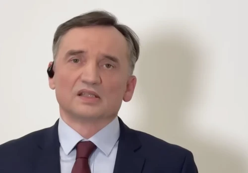 Był już wieczór, gdy Ziobro przerwał milczenie. Wszystko jasne, ujawnił w JAKIM jest kraju! „Wczoraj przyleciałem”