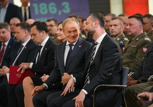 Polakom wyższe rachunki i zaciskanie pasa, a sobie... miliony w nagrodach. Tak rząd Tuska dba sam o siebie