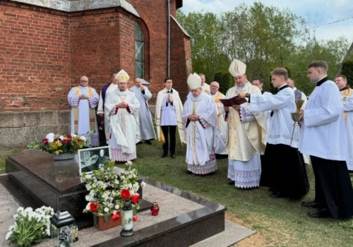 Aresztowania przerwały budowę pomnika na grobie zasłużonego księdza