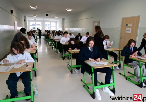 Ósmoklasiści rozpoczęli egzaminy. Na początek mierzą się z językiem polskim