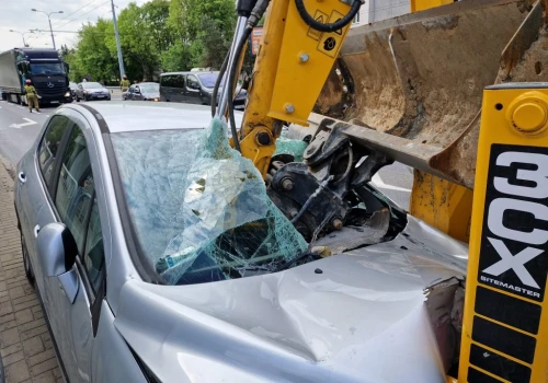 Zderzenie peugeota z koparką na ul. Kunickiego w Lublinie. Jedna osoba trafiła do szpitala