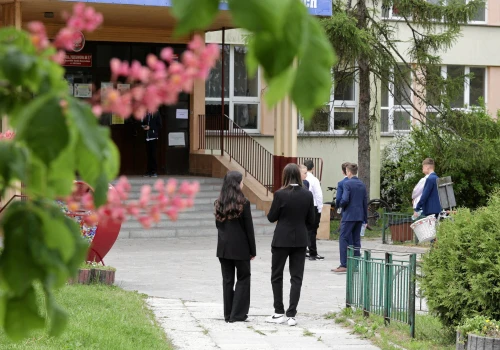 Egzamin ósmoklasisty 2026. Część uczniów pisze egzamin, reszta ma labę. Matka: Znów musiałam wziąć wolne
