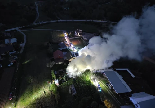 Groźny pożar budynku gospodarczego w Tarnawce. W akcji 40 strażaków