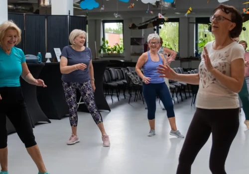 Zumba dla seniorek w Jaworznie. Taneczne rozpoczęcie tygodnia