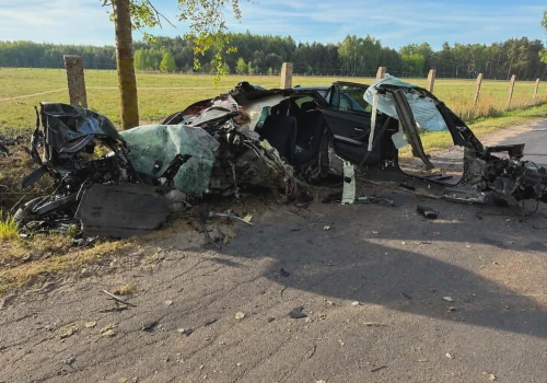 Osobówka kompletnie zniszczona. Kierowca nie żyje