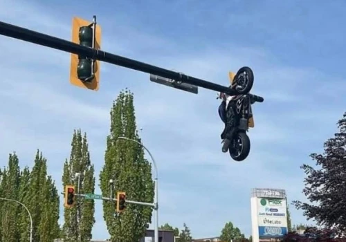 Nietypowy wypadek w Kanadzie. Motocykl zawisł nad skrzyżowaniem
