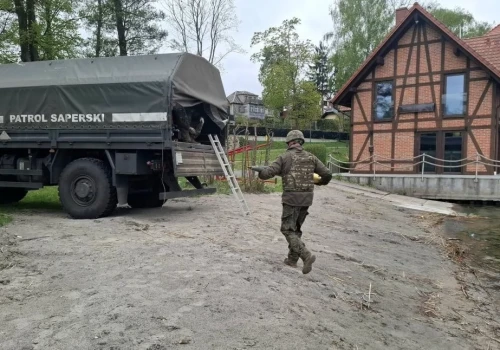 Internauci komentują niewybuchy w Jeziorze Charzykowskim. Od historii po teorie spiskowe
