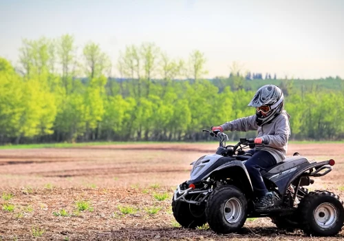 Dron, quad lub elektryczna hulajnoga. Wymarzony czy kontrowersyjny prezent na komunię?