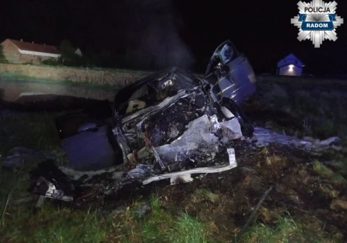 Kierujący Porsche wypadł z drogi i wylądował na polu. Auto zaczęło się palić. Kierowca uciekł pieszo