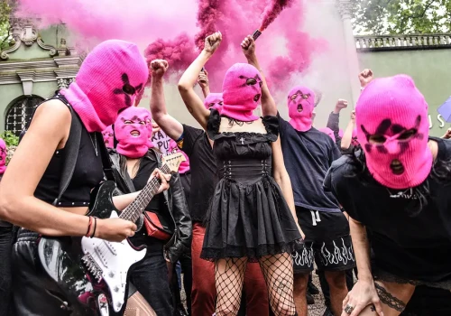 Z tegorocznego Biennale w Wenecji zapamiętamy Pussy Riot i zamknięte pawilony