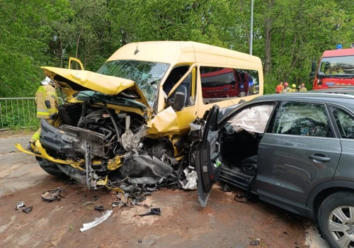 Czołowe zderzenie pasażerskiego busa z Audi. Ponad 20 osób poszkodowanych