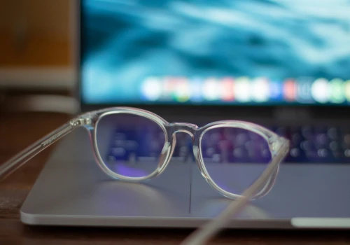 Czy okulary z filtrem światła niebieskiego naprawdę działają?